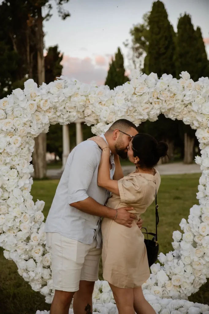 cvjetni-zid-najam-vjencanje.jpg – Cvjetni zid za vjenčanja – Bloom Flower Wall najam shimmer-pozadina-najam.jpg – Shimmer pozadina za evente i proslave neonski-natpis-vjencanje.jpg Neonski natpis – dekoracija za vjenčanja i zabave