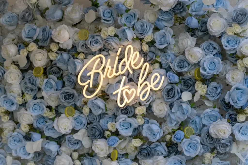 cvjetni-zid-najam-vjencanje.jpg – Cvjetni zid za vjenčanja – Bloom Flower Wall najam shimmer-pozadina-najam.jpg – Shimmer pozadina za evente i proslave neonski-natpis-vjencanje.jpg Neonski natpis – dekoracija za vjenčanja i zabave