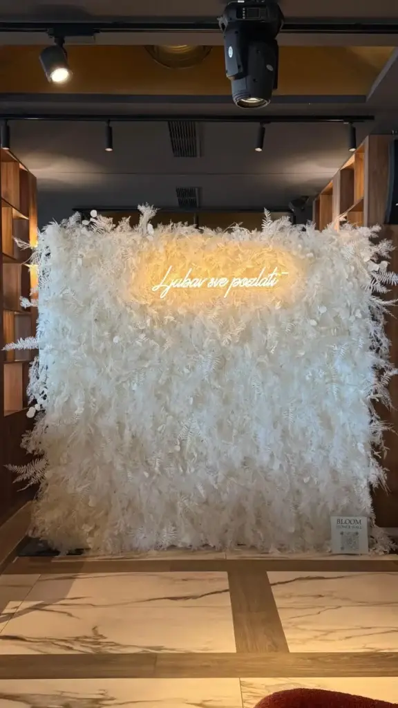cvjetni-zid-najam-vjencanje.jpg – Cvjetni zid za vjenčanja – Bloom Flower Wall najam shimmer-pozadina-najam.jpg – Shimmer pozadina za evente i proslave neonski-natpis-vjencanje.jpg Neonski natpis – dekoracija za vjenčanja i zabave