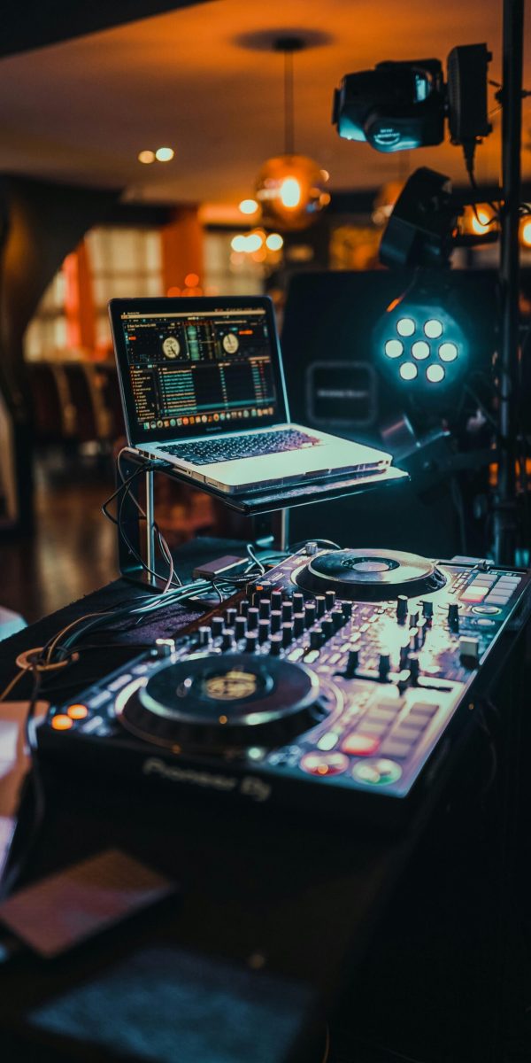 DJ za vjenčanje DJ na svadbenoj proslavi glazba za prvi ples DJ oprema za vjenčanje plesni podij na svadbi profesionalni DJ za svadbe