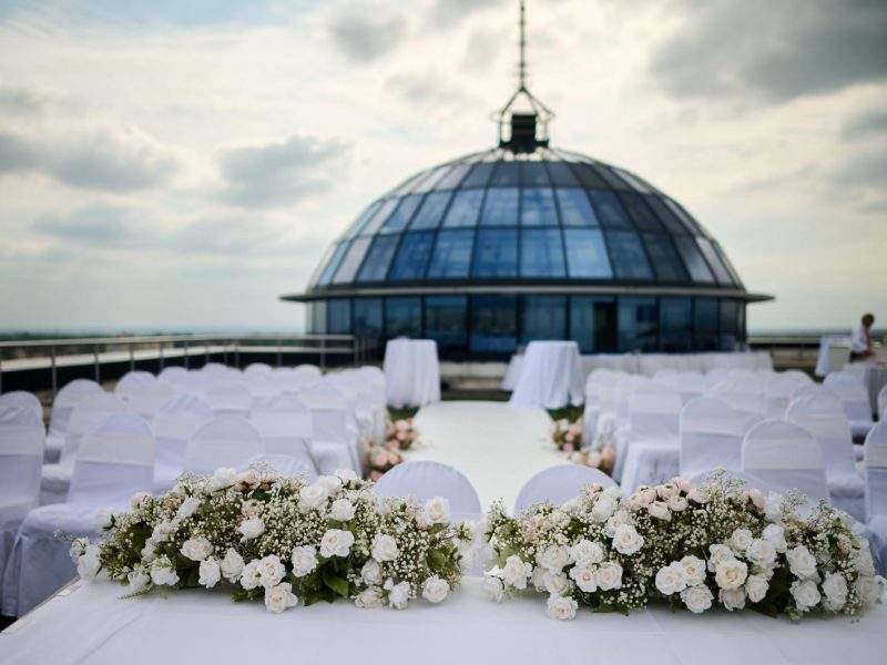 Buket za mladenku – Ro Zo Flower Corner Cvjetna dekoracija stola za vjenčanje Cvjetni aranžman za dječji rođendan Elegantna dekoracija za krštenje