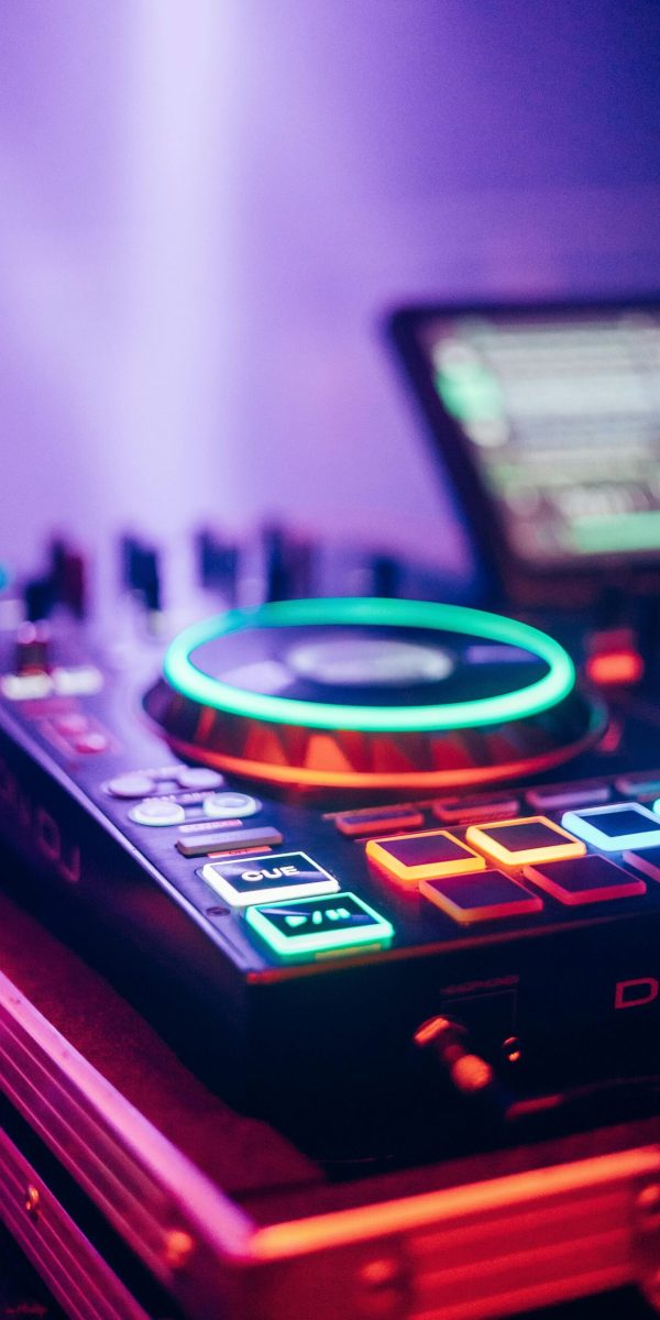 DJ za vjenčanje DJ na svadbenoj proslavi glazba za prvi ples DJ oprema za vjenčanje plesni podij na svadbi profesionalni DJ za svadbe